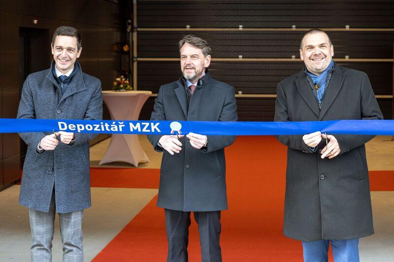 Nový depozitář byl slavnostně otevřen 16. ledna 2023 (zprava: ministr kultury Martin Baxa, ředitel Moravské zemské knihovny Tomáš Kubíček a hejtman Jan Grolich)