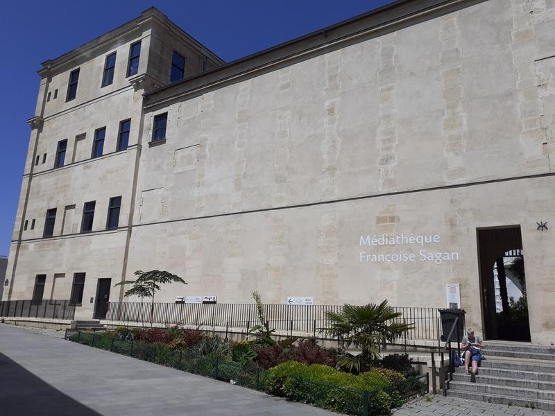 Knihovna Françoise Sagan, jejíž jižní zeď stále evokuje vězení