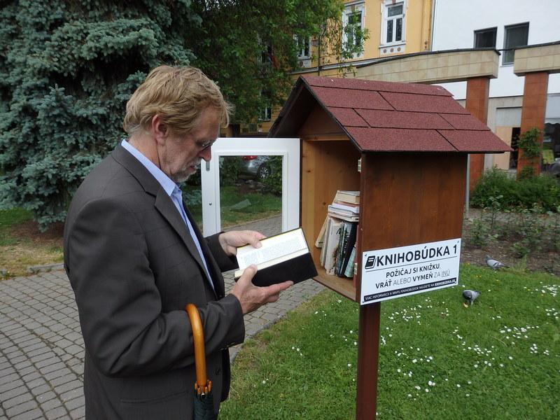 Vladislav Raška, ředitel Knihovny Karla Dvořáčka ve Vyškově, při průzkumu knihobudky (foto: Jiří Blažek, Městská knihovna ve Slavkově u Brna)