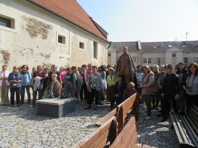 Společná fotografie před knihovnou