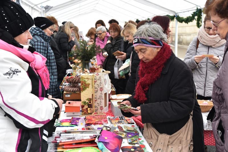 O výrobky knihovnic byl velký zájem – celkový pohled na prodejní stan