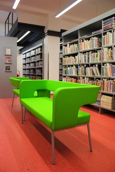 Všechny sedačky v knihovně jsou v kontrastu s podlahou