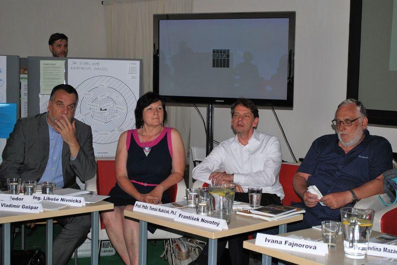 Účastníci panelové diskuze (zleva Petr Fedor, Libuše Nivnická, Tomáš Kubíček a František Novotný)