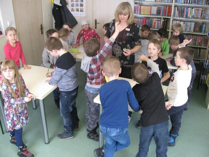 Žáci prvních tříd ZŠ Krásné Pole plní úkoly při besedě Už se nebojím tmy