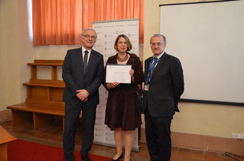 Ministr kultury Ilja Šmíd, ředitelka Mapové sbírky PhDr. Mgr. Eva Novotná a děkan Přírodovědecké fakulty prof. RNDr. Jiří Zima, CSc., s certifikátem o zápisu Camociových map do rejstříku Paměť světa (zdroj: Ministerstvo kultury ČR)