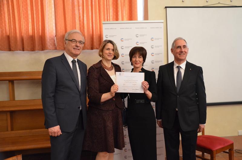 Ministr kultury Ilja Šmíd, ředitelka Mapové sbírky PhDr. Mgr. Eva Novotná a zástupci maltských partnerů Bernadine Scicluna a Joseph Schiro s certifikátem o zápisu Camociových map do rejstříku Paměť světa (zdroj: Ministerstvo kultury ČR)