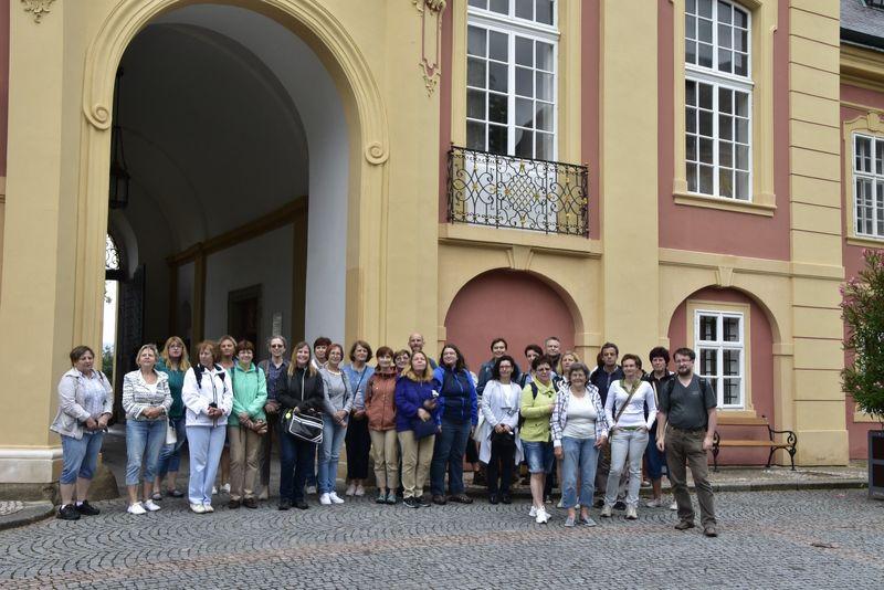 Účastníci studijního zájezdu u dobříšského zámku (foto: Karel Kopecký, starosta obce Horní Podluží)