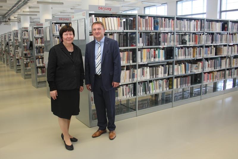 Jeho Excelence Leon Marce na prohlídce krajské knihovny s její ředitelkou Zdeňkou Friedlovou