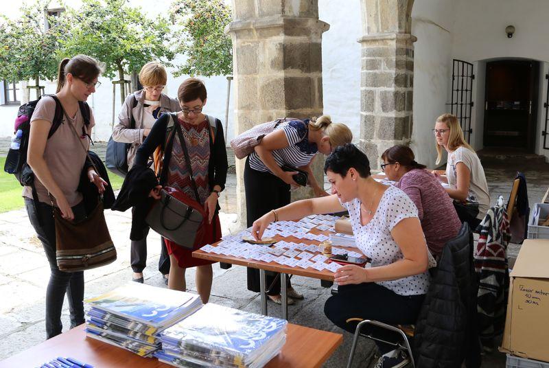 Prezence pod arkádami při vstupu do muzea