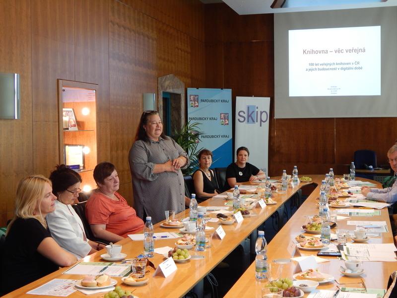 Ředitelky pověřených knihoven (Marta Bauerová, Jana Kalousková, Hana Mazurová), Radomíra Kodetová a zástupkyně Krajské knihovny v Pardubicích