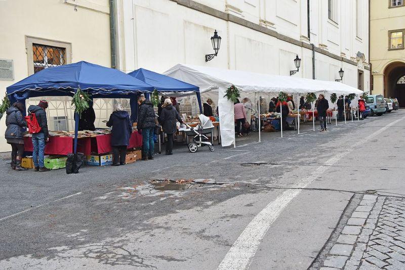 Celkový pohled na prodejní stany (foto: Eva Hodíková, NK ČR)