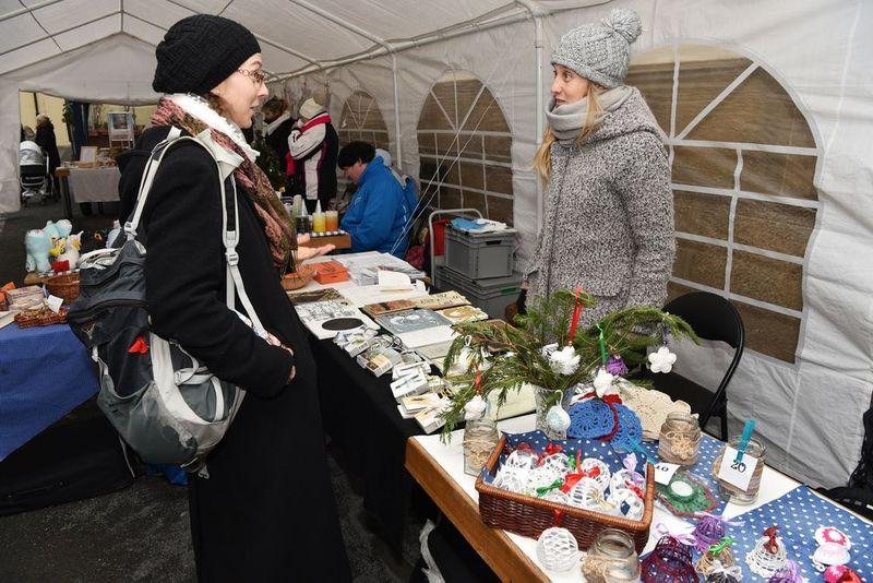 Prodej výrobků chráněných dílen (foto: Eva Hodíková, NK ČR)