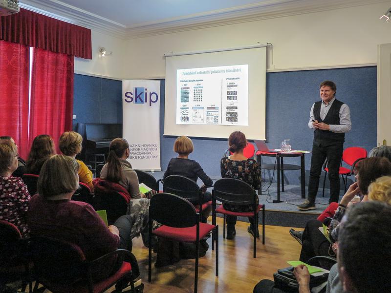 Auditorium pozorně sleduje příspěvek PhDr. Víta Richtera