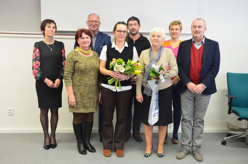 Zleva: Helena Gajdušková, Marie Fajkusová, Ing. Vladimír Petružela (starosta obce Hutisko Solanec), Renata Vinklerová, Bc. Pavel Zajíc (ředitel Městské knihovny v Rožnově pod Radhoštěm), Jarmila Křenková, Věra Pelcová a Zbyněk Fojtíček (starosta obce Bystřička)