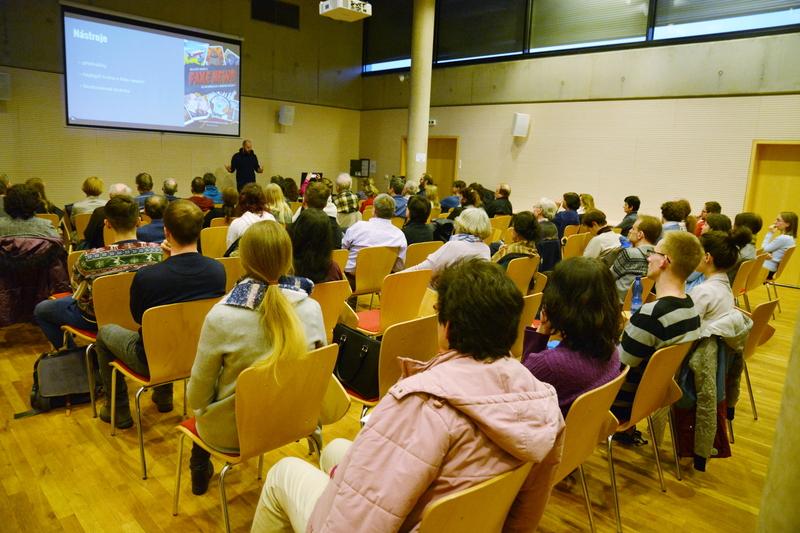 Přednáška Zvol si info pro veřejnost ve Studijní a vědecké knihovně v Hradci Králové (foto: Vladimíra Buchtová, Studijní a vědecká knihovna v Hradci Králové)