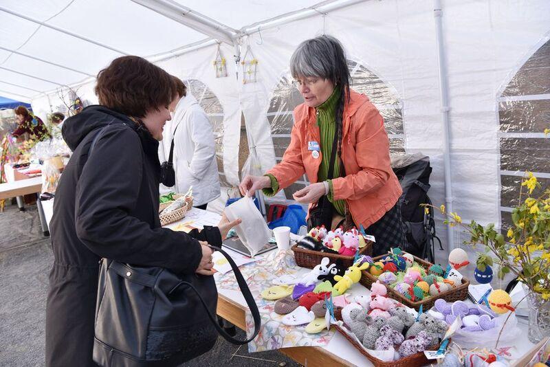 Martina Kožíšek Ouřadová se zákaznicí (foto: Eva Hodíková, Národní knihovna ČR)