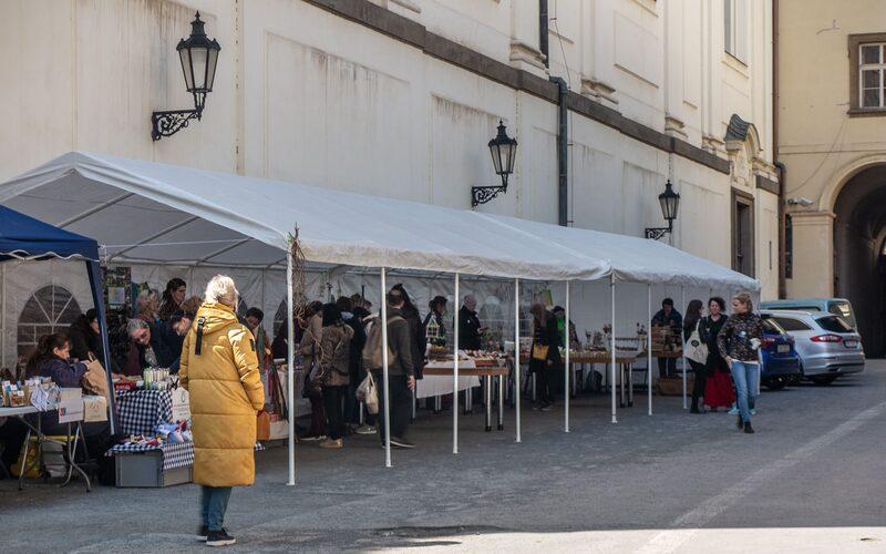 Celkový pohled na nádvoří s prodejními stany (foto: Martina Kožíšek Ouřadová, Knihovna města Plzně)