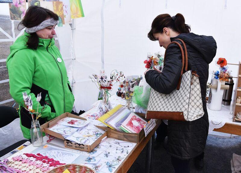 Jaroslava Vokáčová se zákaznicí (foto: Eva Hodíková, Národní knihovna ČR)