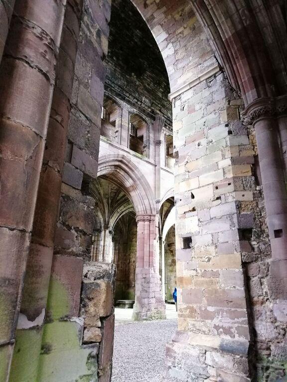 Melrose Abbey – pohled do křížení chrámových lodí