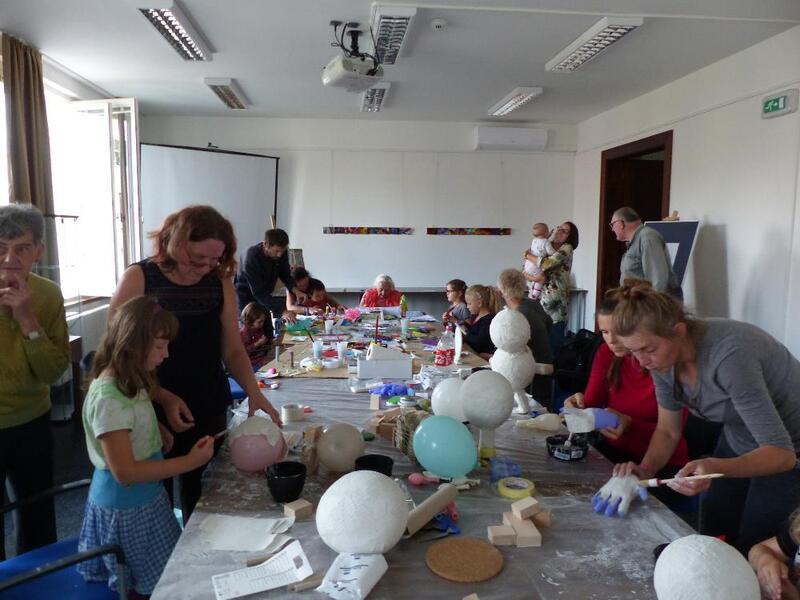 Výtvarný workshop k výstavě Spolu (foto: archiv Městské knihovny Nové Město nad Metují)