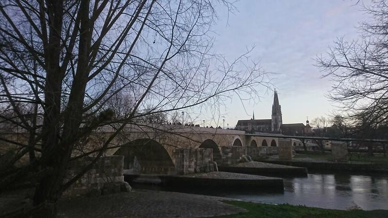 Pohled na Regensburg s Kamenným mostem, v pozadí gotická katedrála sv. Petra