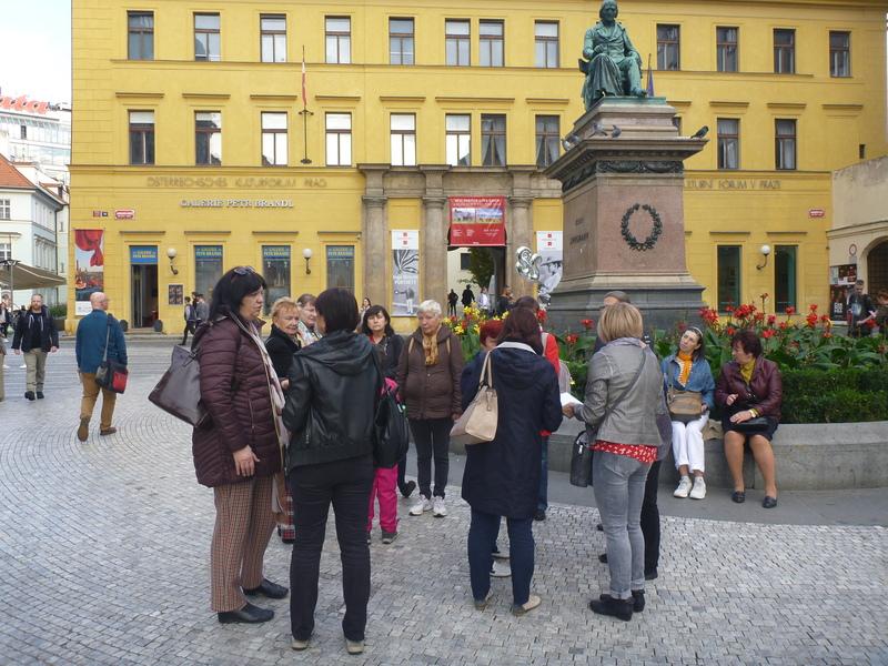 Zahájení říjnové vycházky u sochy Josefa Jungmanna