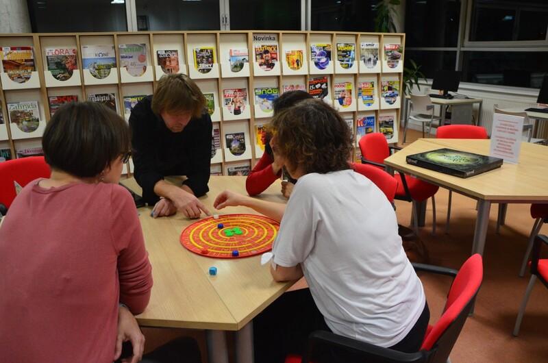 V rámci večerního programu si účastníci vyzkoušeli hru Labyront, která je vhodná i pro nevidomé
