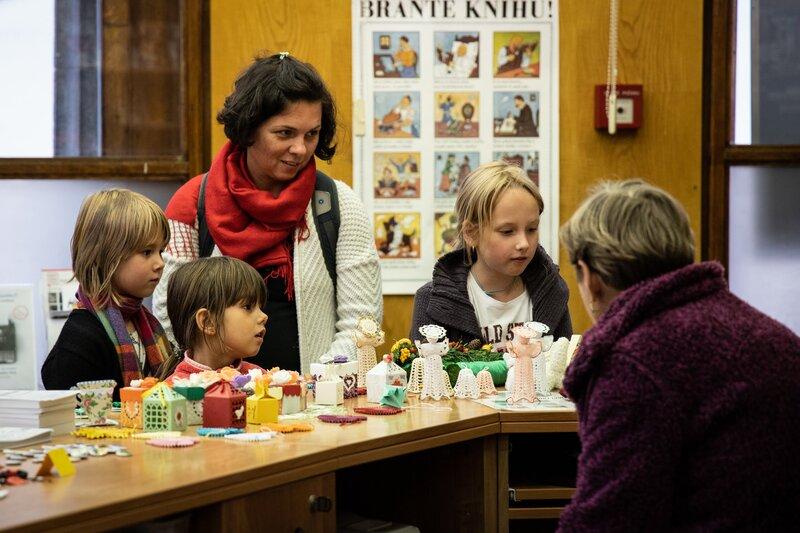 Háčkované a papírové dekorace (autorka Dagmar Mašková, Knihovna města Plzně)