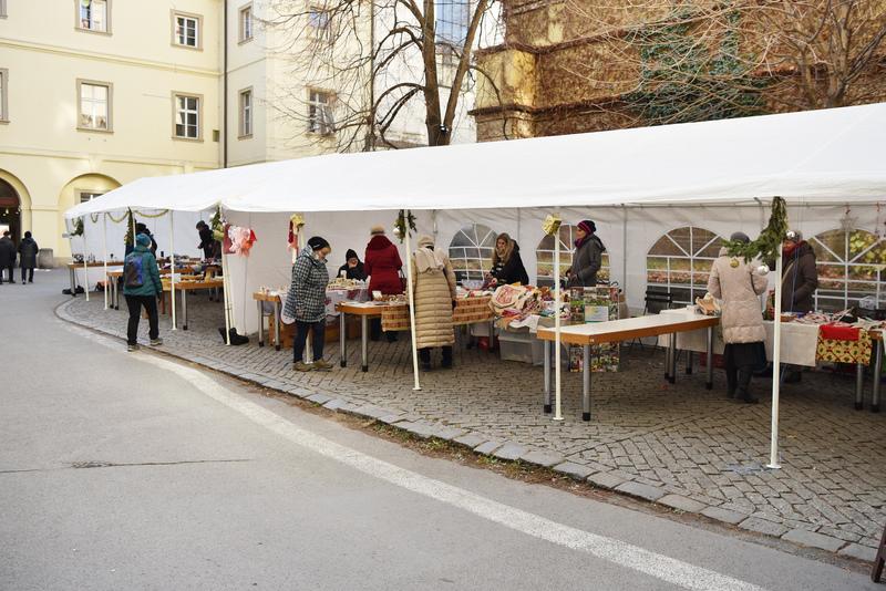 Celkový pohled na prodejní stany (foto: Eva Hodíková, Národní knihovna ČR)