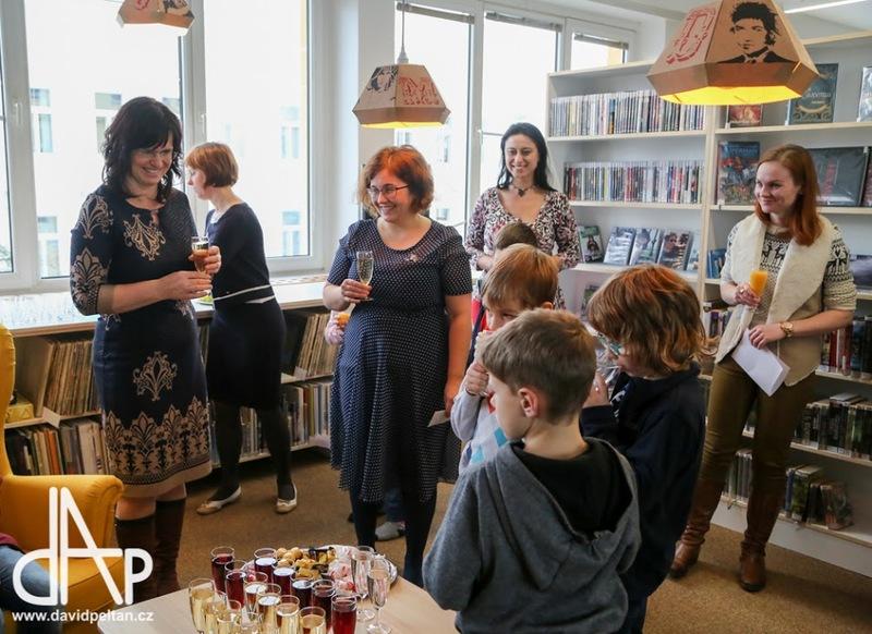 Vše dobré do vínku nového místa v knihovně popřály místostarostky města Kateřina Bláhová a Michaela Petrová spolu s paní ředitelkou Evou Měřínskou (foto: David Peltán)