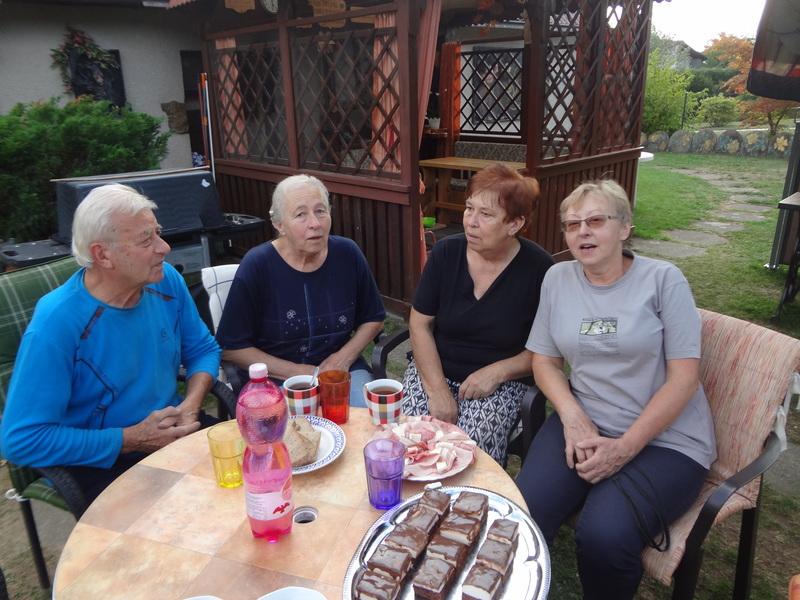 Z letního setkání na zahradě; zleva bratr František Živný, Anděla Tomanová, sestra Květa Kasalová a sestřenice Zdeňka Dohnálková