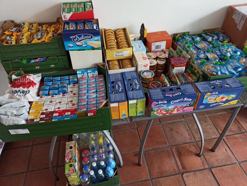 Potravinová sbírka pro pražskou potravinovou banku určená na pomoc válečným uprchlíkům