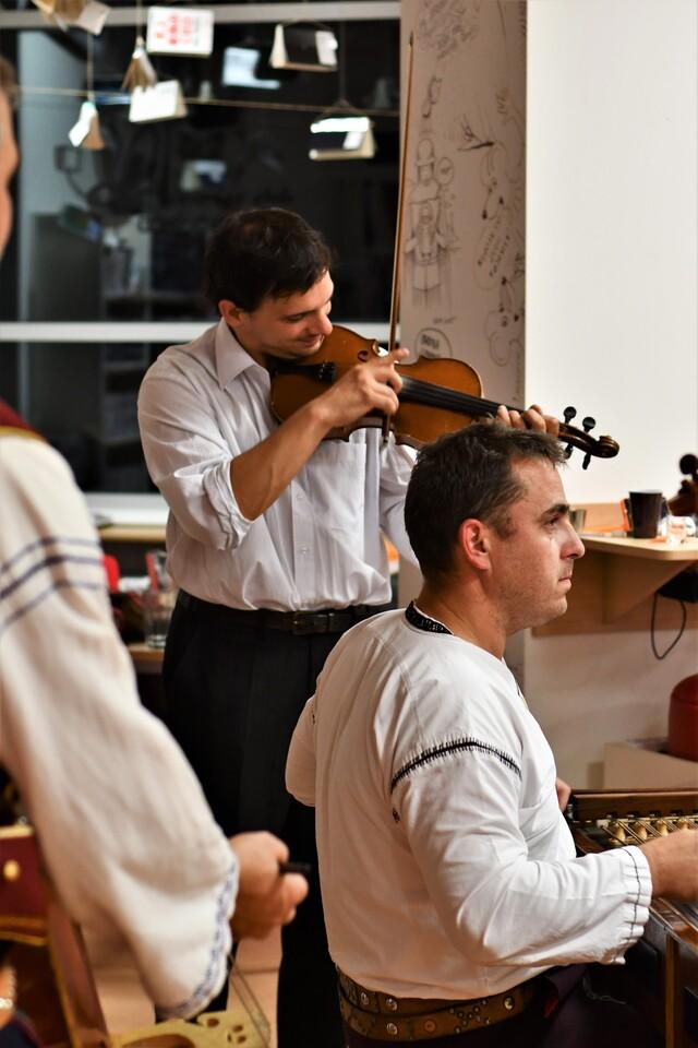 Valašská cimbálová muzika na slavnostním večeru ke stému výročí založení knihovny