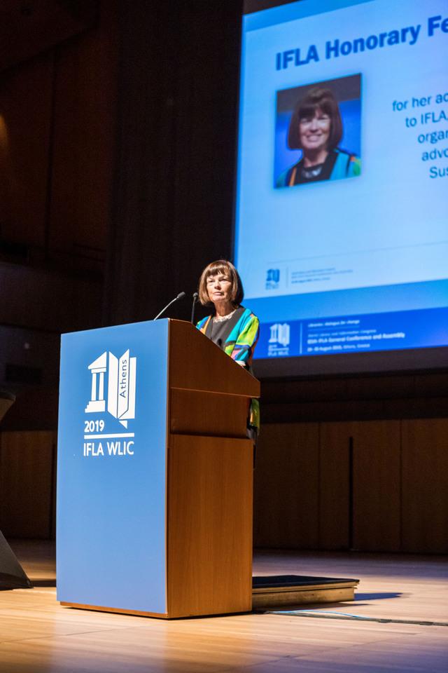 Donna Scheeder se na kongresu IFLA v roce 2019 stává čestnou členkou IFLA (autor: Michail A Rizos, zdroj: Wikimedia Commons, licence: CC BY-SA 2.0)