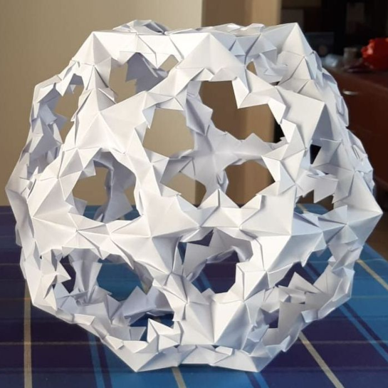 Model Icosidodecahedron II (autorka Dorota Dziamska, 30 modulů z papírového čtverce o rozměrech 5,5 × 5,5 cm a 60 modulů z papírového obdélníku 4 x 8 cm)