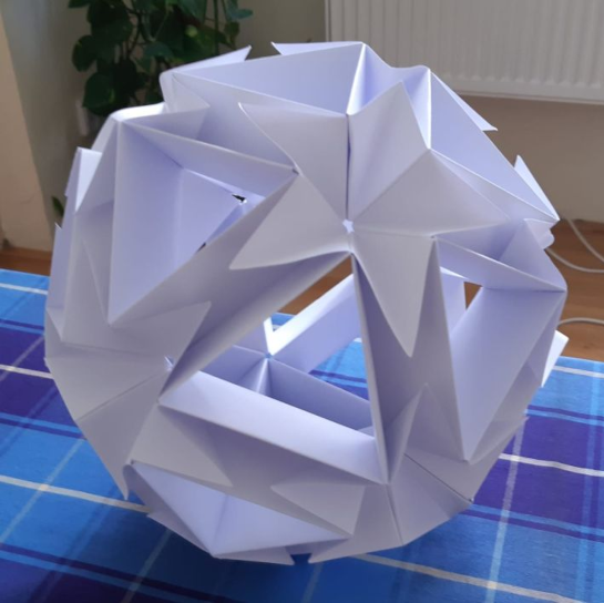 Model Laconical roll obi (autorka Tomoko Fuse, 60 modulů z papírového obdélníku o rozměrech 8,5 × 17 cm)
