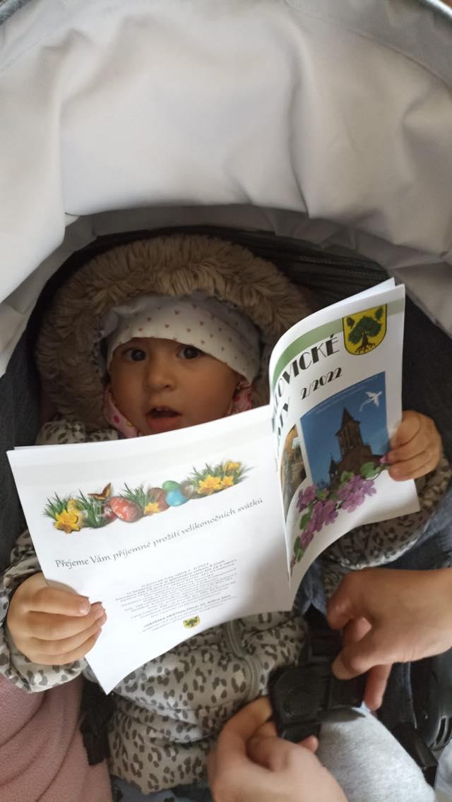 Anička čte Dalovické listy, tedy obecní zpravodaj, jehož jsem šéfredaktorkou aneb Jak to vypadá, když je dítě správně vedeno ke čtení (duben 2022)